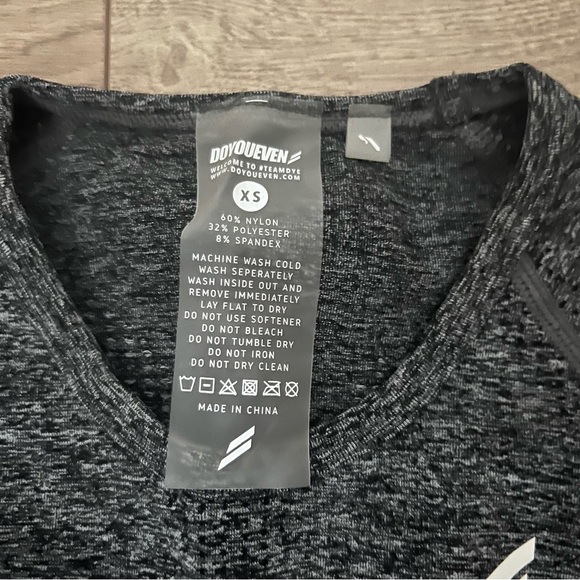 Doyoueven Seamless Long Sleeve Crop Top - Charcoal - Picture 4 of 4